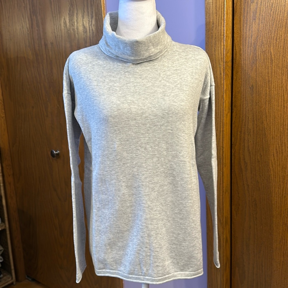 Vineyard Vines size small gray sweater.